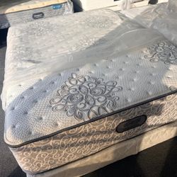 Mattress and box Spring Size Queen Brand beautyrest 