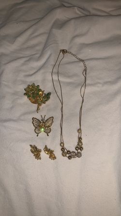 Costume Jewelry Set Of Necklace And Earrings 