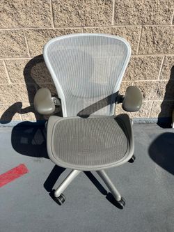 Brand New Herman Miller Mineral Remastered Aeron Size B Posture fit SL