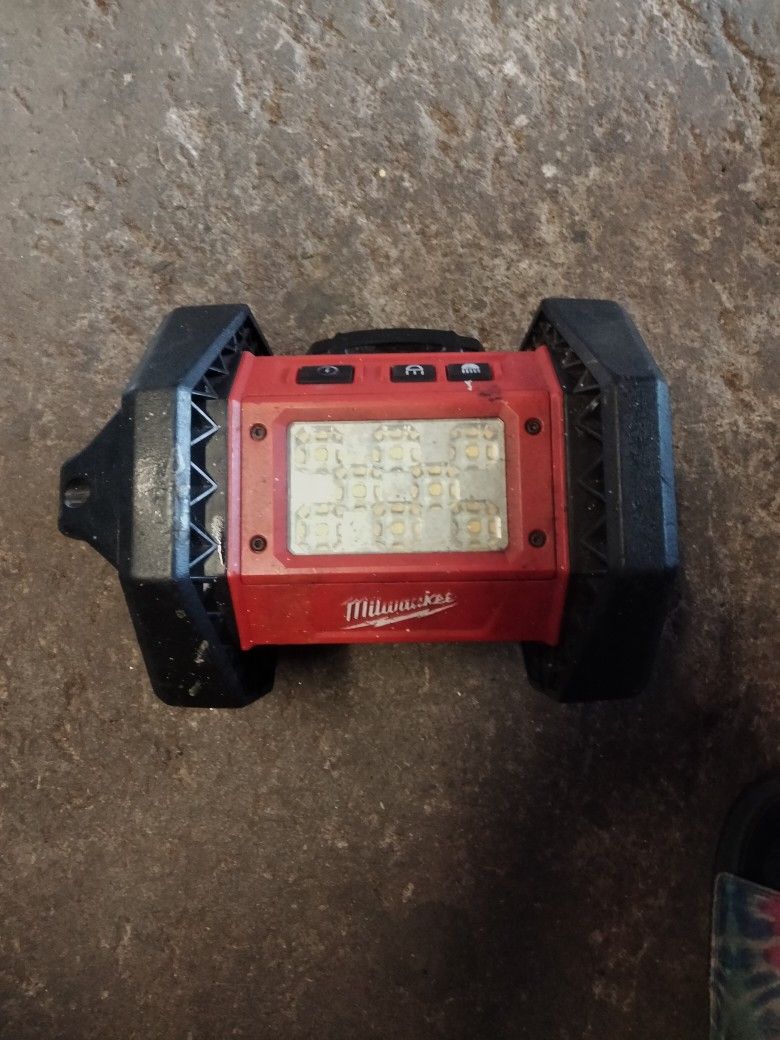 Milwaukee flood light with a milwaukee m18 redlithium high output xc8.0 battery