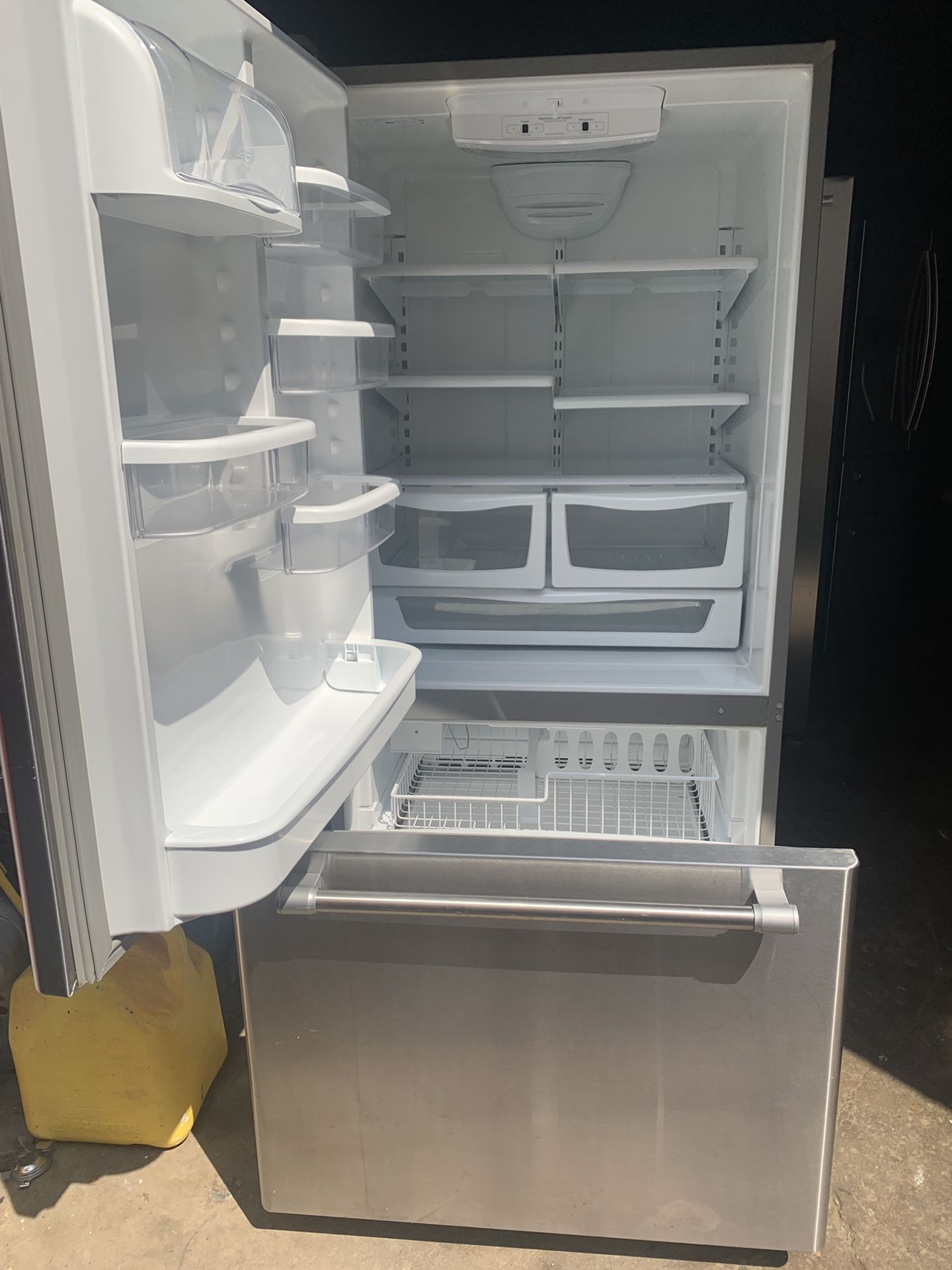Maytag 33in. Bottom freezer refrigerator in excellent conditions with 4 months warranty