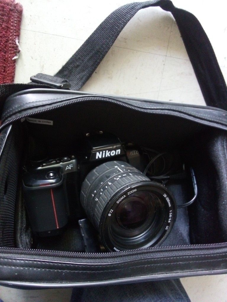 $20 Nikon With Lense