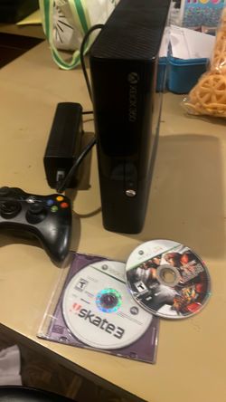 Xbox 360 E  w games and control
