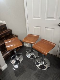 Adjustable height Wood Bar Stool