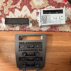 2010-1013 Ford Mustang Stereo Set
