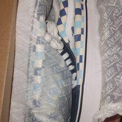 VANS MEN SIZE 9 ASKING FOR $40 ONLY WORN 1 TIME