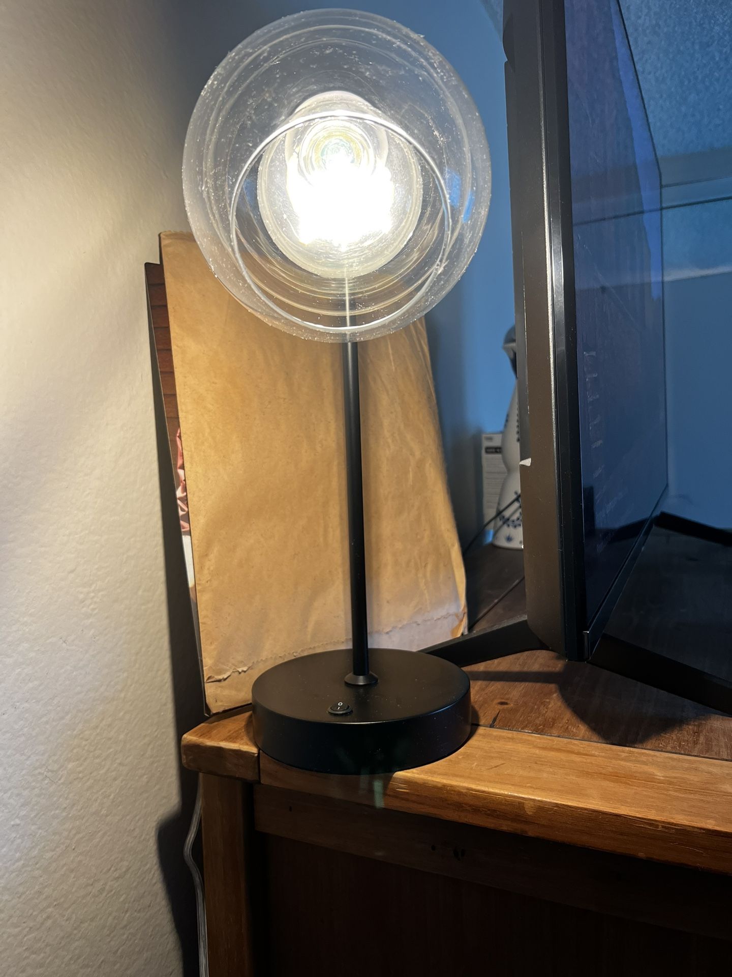 Nice Desk Lamp With Built-in USB port