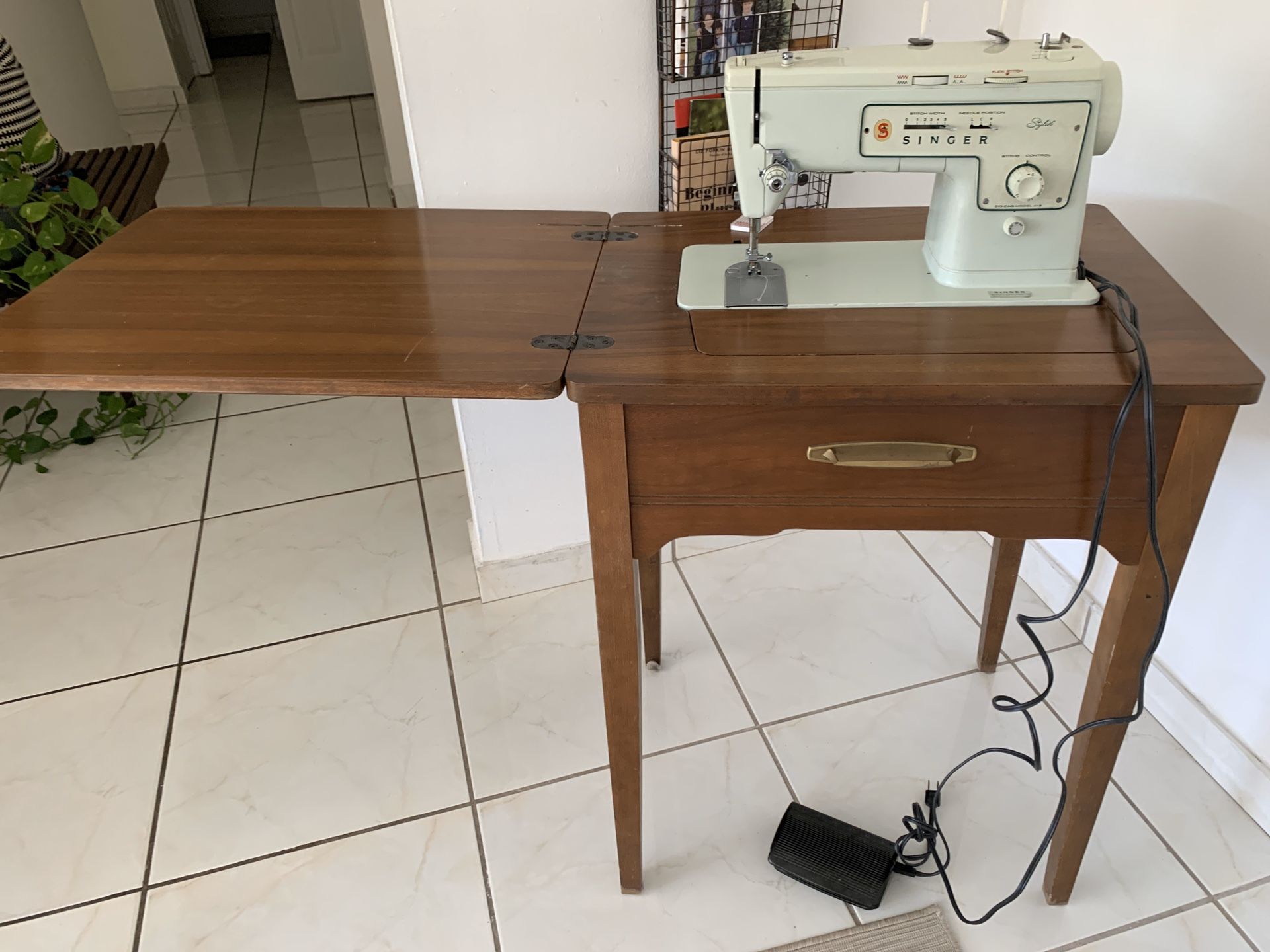 Stylist Singer Sewing Machine with hideaway Table for Sale in Miami, FL