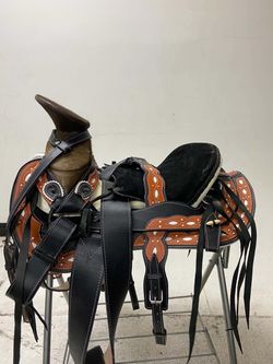 Montura charra de cuero con fuste forrado de cuero natural