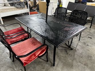 SUPER BEQUTIFUL LARGE 4 chair metal patio set with ymbrella