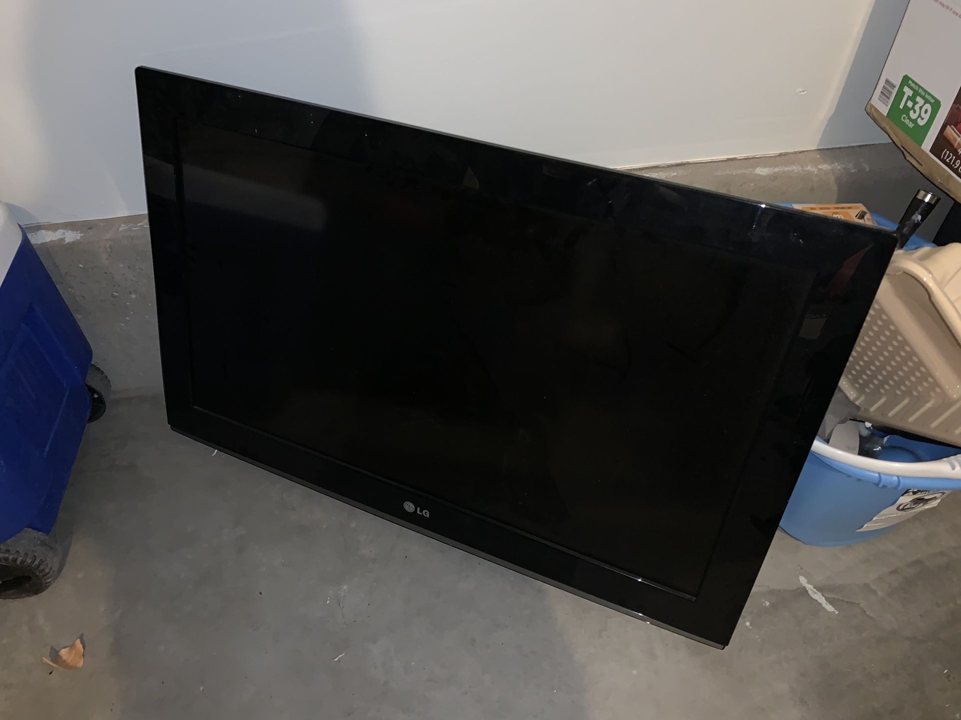 32inch LG model 32LD350 with wall mount