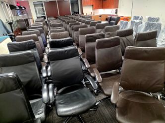 🔥85% DISCOUNT🔥EXCELLENT CONDITION! BLACK AND BROWN REAL LEATHER CHAIRS PERFECT FOR HOME OFFICE OR CONFERENCE ROOMS PREMIUM CHAIRS AT AN AFFORDABLE P