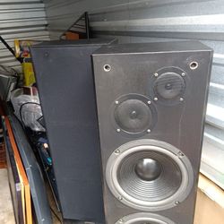 Set Of Radio Shack Optimus Speakers. 