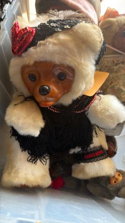 Daisy," a highly collectible vintage bear created by artist Robert Raikes in 1986.Produced for Applause as part of the "Glamour Bears of the 1920s" th