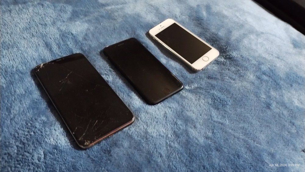 3 iPhones 