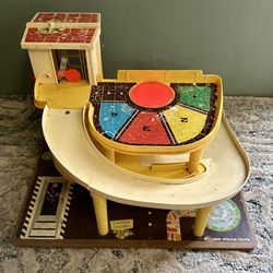 Vintage Fisher-Price Parking Ramp Service Center #930 (1970s)