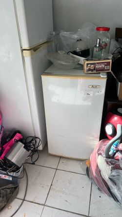 Nevera Mediana Y Otra Pequeña Funcionan Bien