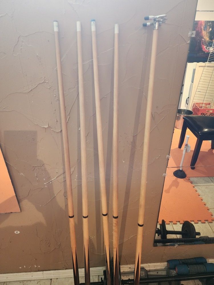 4 Pool Sticks & 1 Bridge 