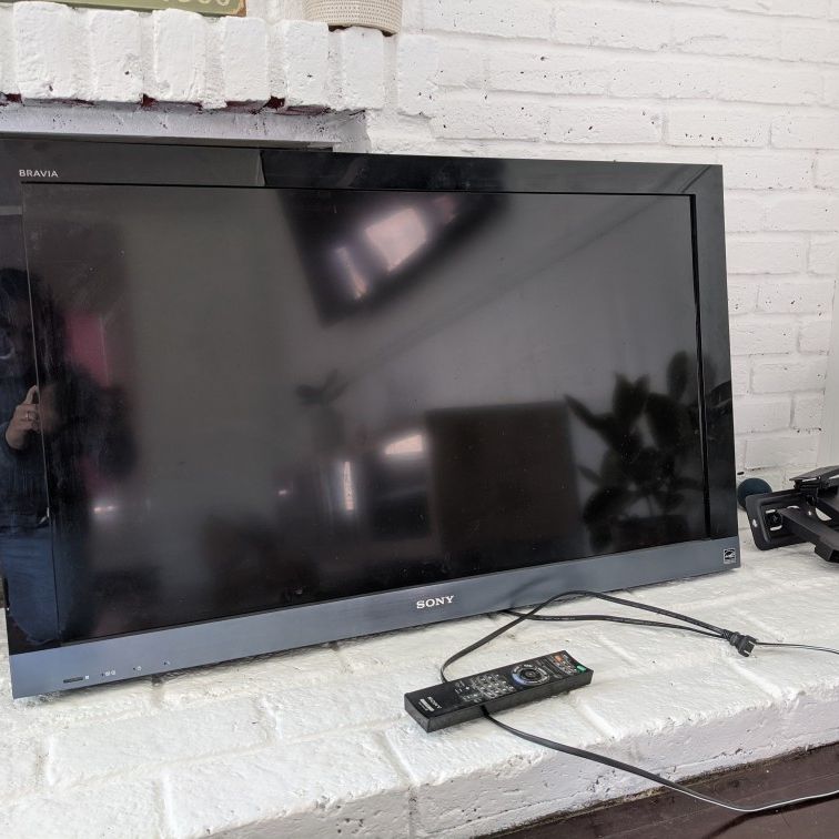Sony Bravia 40 inches TV with Mount (KDL-40EX500) for Sale in