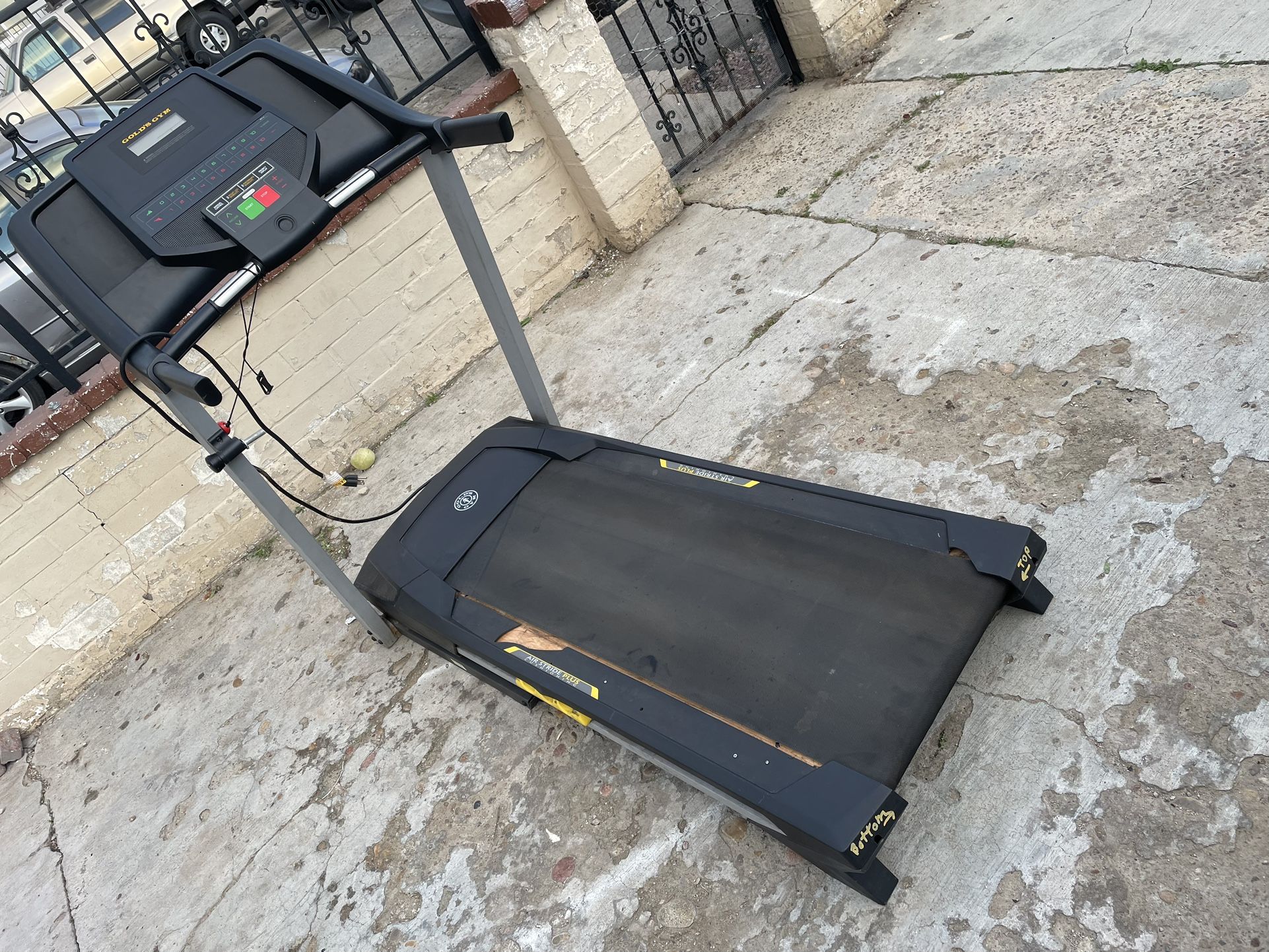 Treadmill Gold’s Gym 420. for Sale in San Diego, CA OfferUp