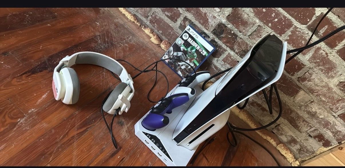 Ps5 2 controllers and headset