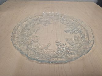 Cristal D'Arques-Durand Mallory clear glass plate featuring an embossed grape and leaf design with a scalloped edge.