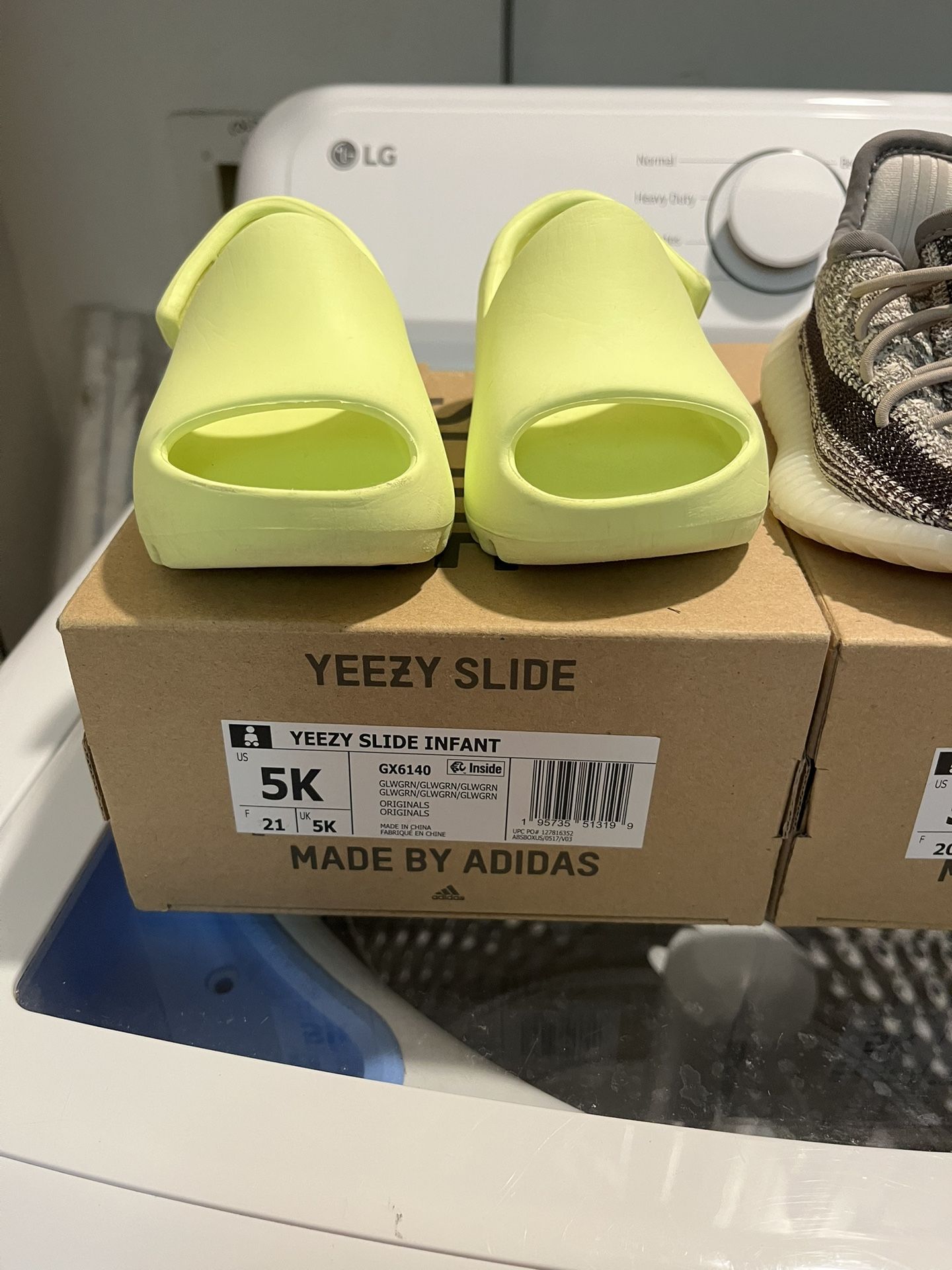 Yeezy Size 5 Kids $60 Cada Uno