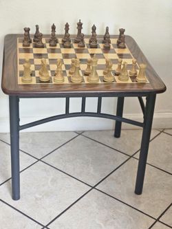 Wooden & iron chess table weighted pieces included
Mesa de madera y hierro de ajedrez con piezas pesadas inclu
