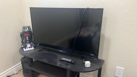 Hisense 40 TV /w Free TV Stand