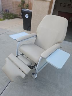 Mobil Leather wrapped recliner with built-in heat and massage