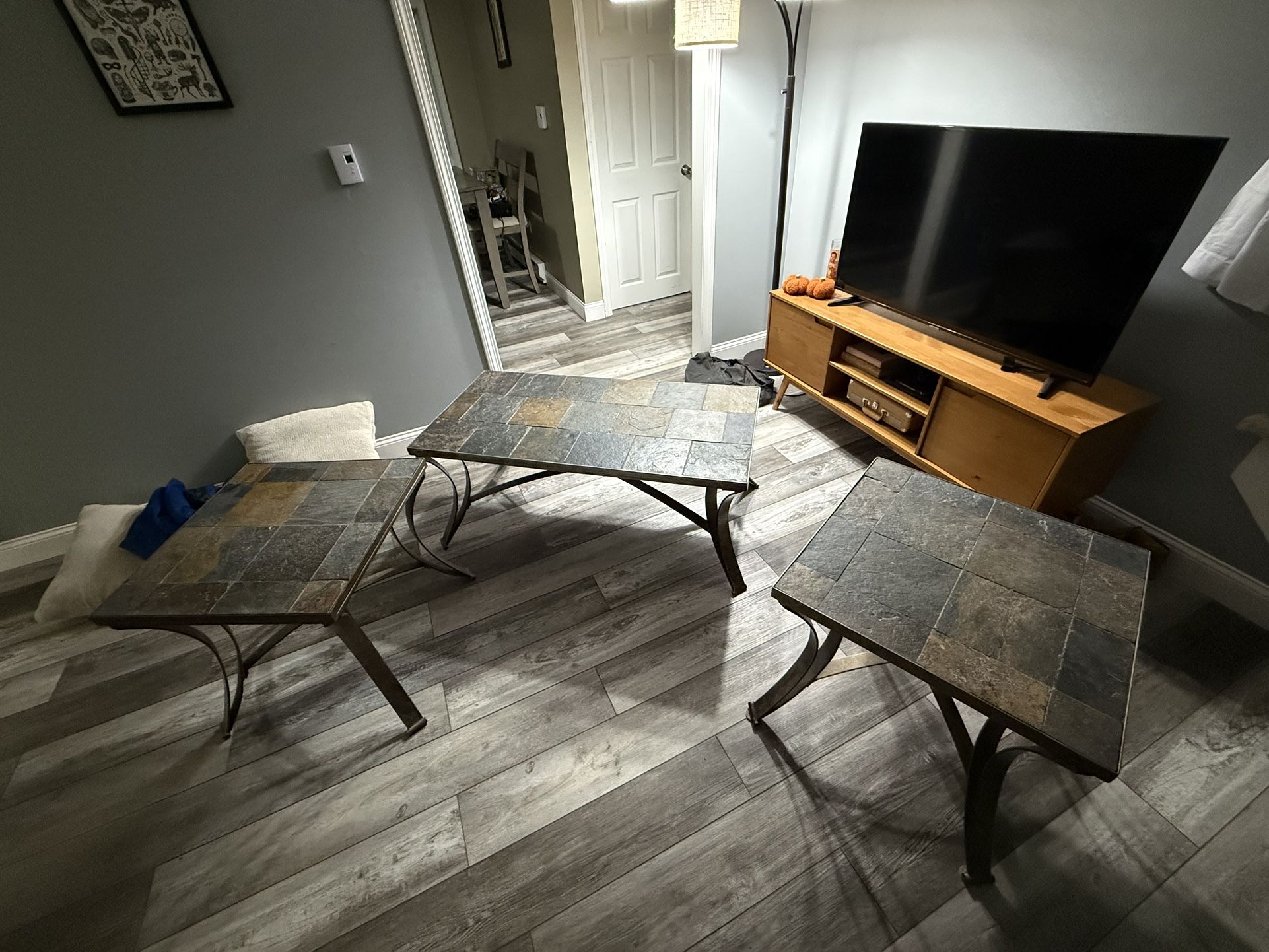 Living Room Set - Coffee Table - End Tables X2