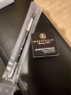 anastasia beverly hills brush 12 and anastasia beverly hills eyebrow pomade!!! Combo!!