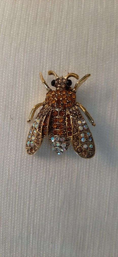Sparkling bee shaped brooch or scarf clip