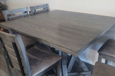 Table and 6 chairs - in like new condition