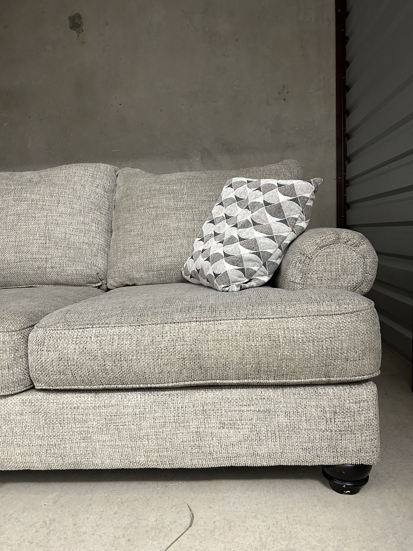 Like New Gray 3Seater Sofa Couch ( Offer Delivery ) for Sale in San
