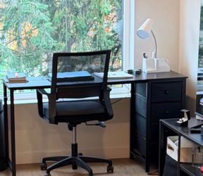 Black desk/chair