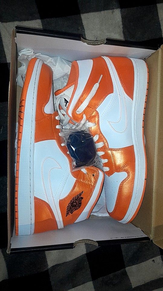 jordan 1 mid se electro orange