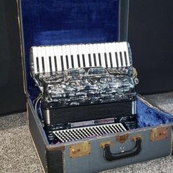 Crucianelli B2 Acordion With Case