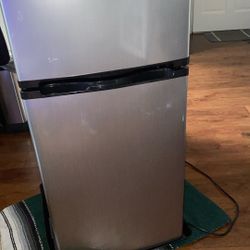 Insignia refrigerator freezer
