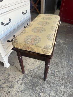 Piano bench with pad