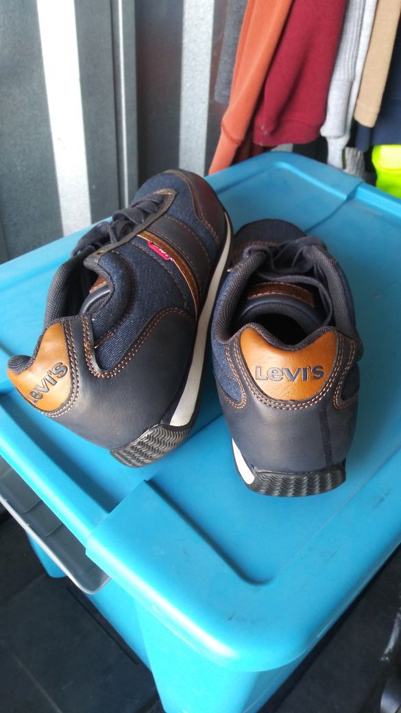 Levis new 9.5 slippers
