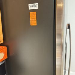 GE Stainless Steel Side-by-Side Refrigerator – Excellent Condition