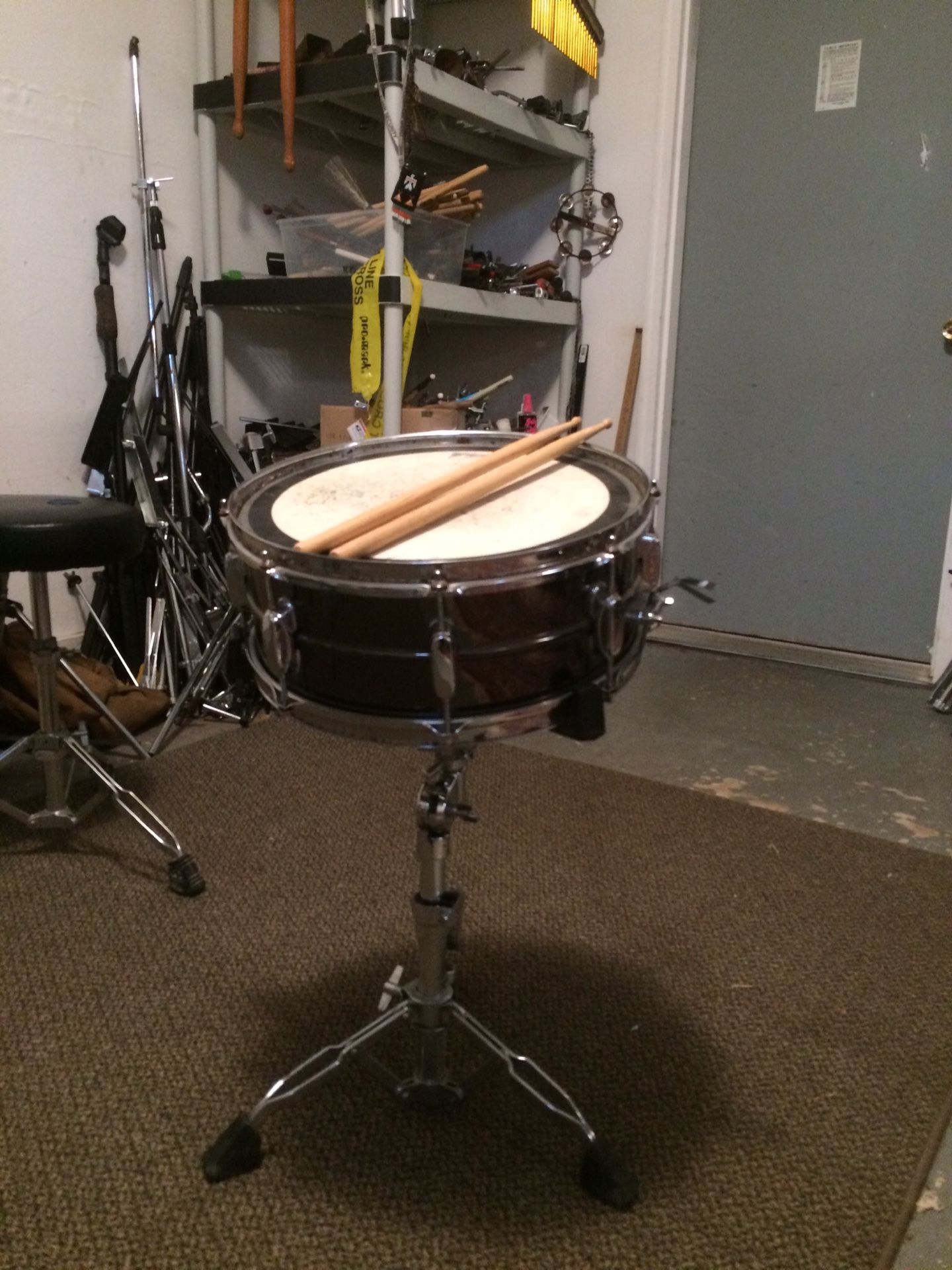 TAMA SNARE DRUM WITH STAND AND STICKS