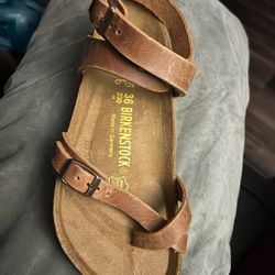 NEW AUTHENTIC BIRKENSTOCK YARA LEATHER SANDALS SIZE 36 ( FIRM PRICE)
NEW CONDITION.
