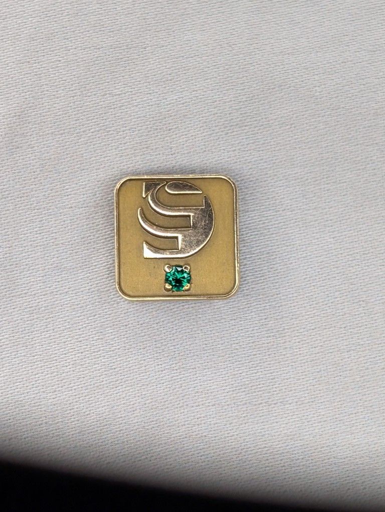 Vintage OC Tanner gold lapeil pin