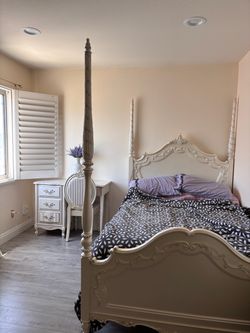 Complete bedroom set with poster bed