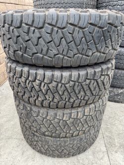 275/65r20 Toyo tires en excelentes condiciones de vida las 4
