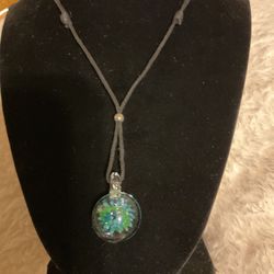Adjustable Necklace With See Through Glass Pendant 
