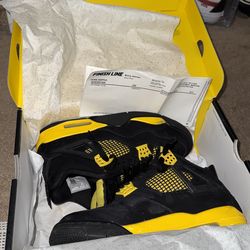 Jordan 4 Thunders size 8