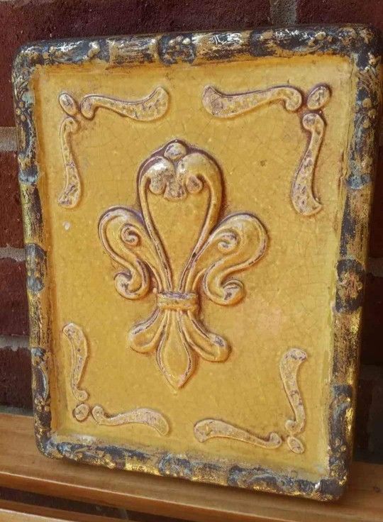 BRAND NEW CERAMIC FLEUR DE LIS DECORATIVE PIECE 